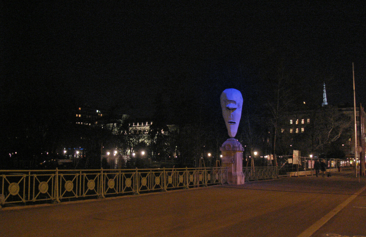 Luemurenkoepfe_Franz_West_podpod_LED_Anstrahlung